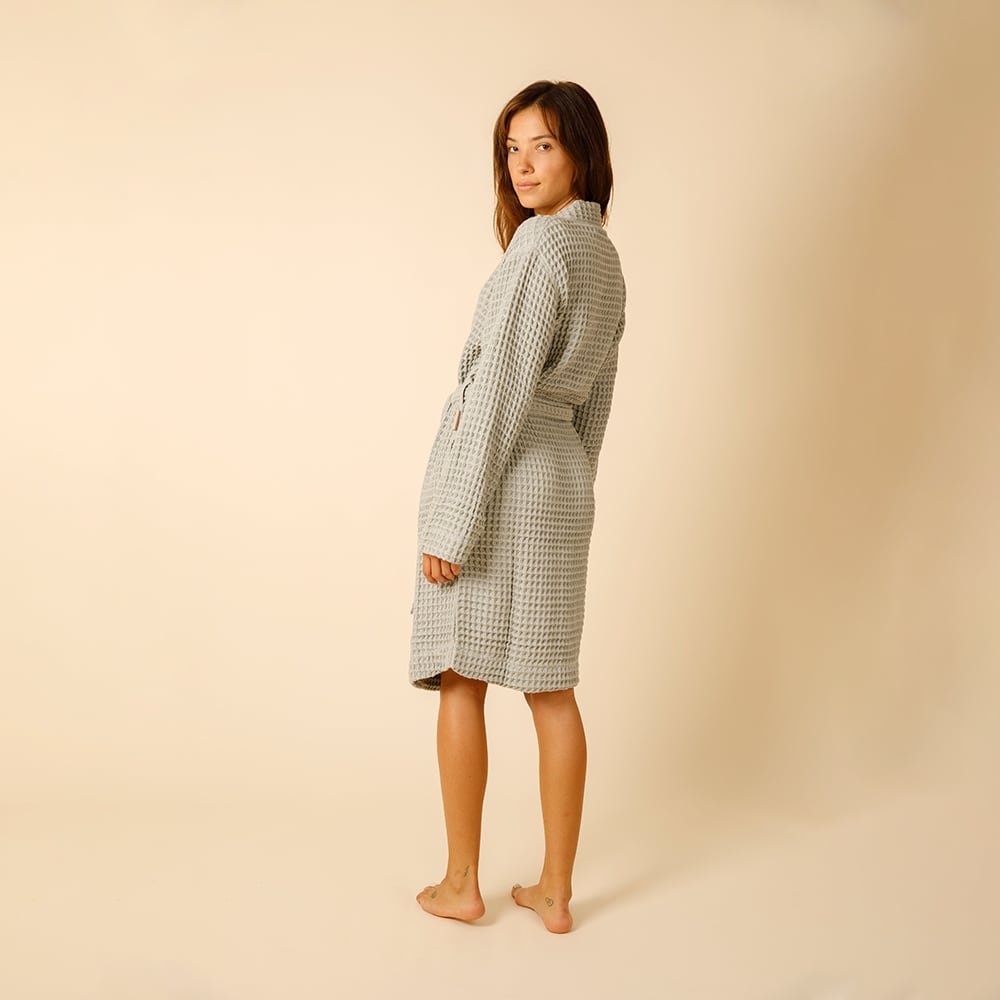 http://happyplacebrandwholesale.com/cdn/shop/products/happy-place-unisex-robe-aloe-female-back_1200x1200.jpg?v=1645570702